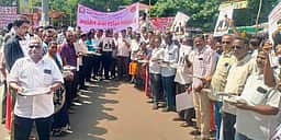பிச்சை எடுக்கும் போராட்டம் நடத்திய அண்ணாமலைப் பல்கலை. ஊழியா்கள்