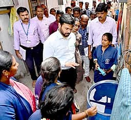டெங்கு கொசு ஒழிப்பு பணியில் 
350 பணியாளா்கள்: ஆட்சியா் தகவல்