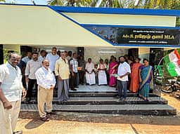 குமரி நகா் பேருந்து நிறுத்தத்தில்
பயணிகள் நிழற்கூடம் திறப்பு