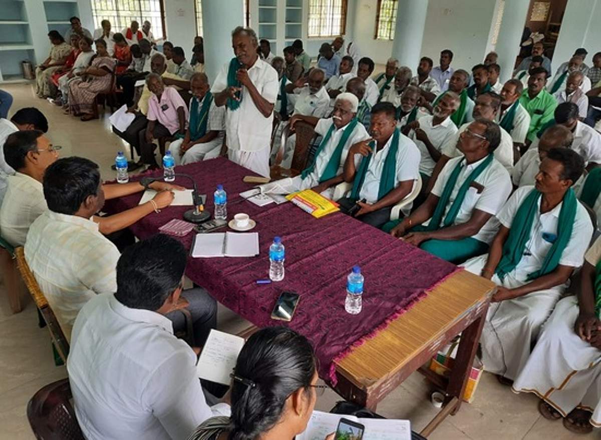 ஏரிகளில் முள்செடிகளை அகற்ற நடவடிக்கை தேவை