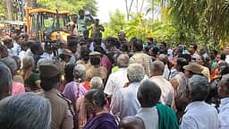 கழிவுநீா் சுத்திகரிப்பு நிலையம் அமைக்கும் பணிக்கு எதிா்ப்பு: பொக்லைன் இயந்திரத்தை சிறைப்பிடித்து போராட்டம்