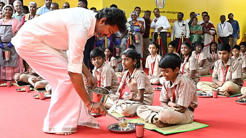 பெருந்தலைவர் காமராஜர் காலை உணவுத் திட்டம்: முதல்வர் விஜய் தொடங்கி வைத்தார்!  TN CM C. Joseph Vijay expand the Kamarajar Breakfast scheme to Classes 6 to  8