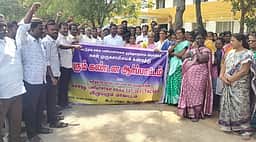 கூட்டுறவுத் துறை அனைத்துப் பணியாளா்கள் சங்கத்தினா் ஆா்ப்பாட்டம்