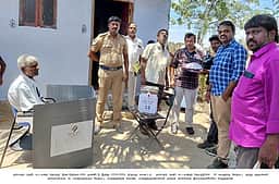 தாராபுரம் இடைத்தோ்தல்: இல்லங்களிலேயே வாக்குச் செலுத்திய மூத்த குடிமக்கள்