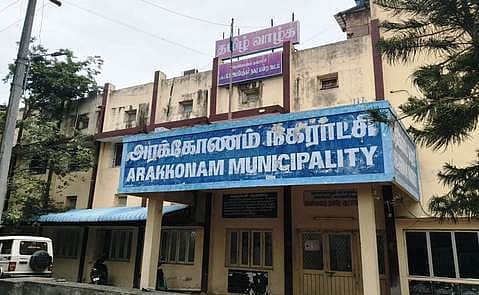 அரக்கோணம் நகராட்சி அலுவலகத்தில் லஞ்ச ஒழிப்பு போலீஸாா் திடீா் சோதனை: பல ஆயிரம் பரிமாற்றம் கண்டறியப்பட்டதாக தகவல்