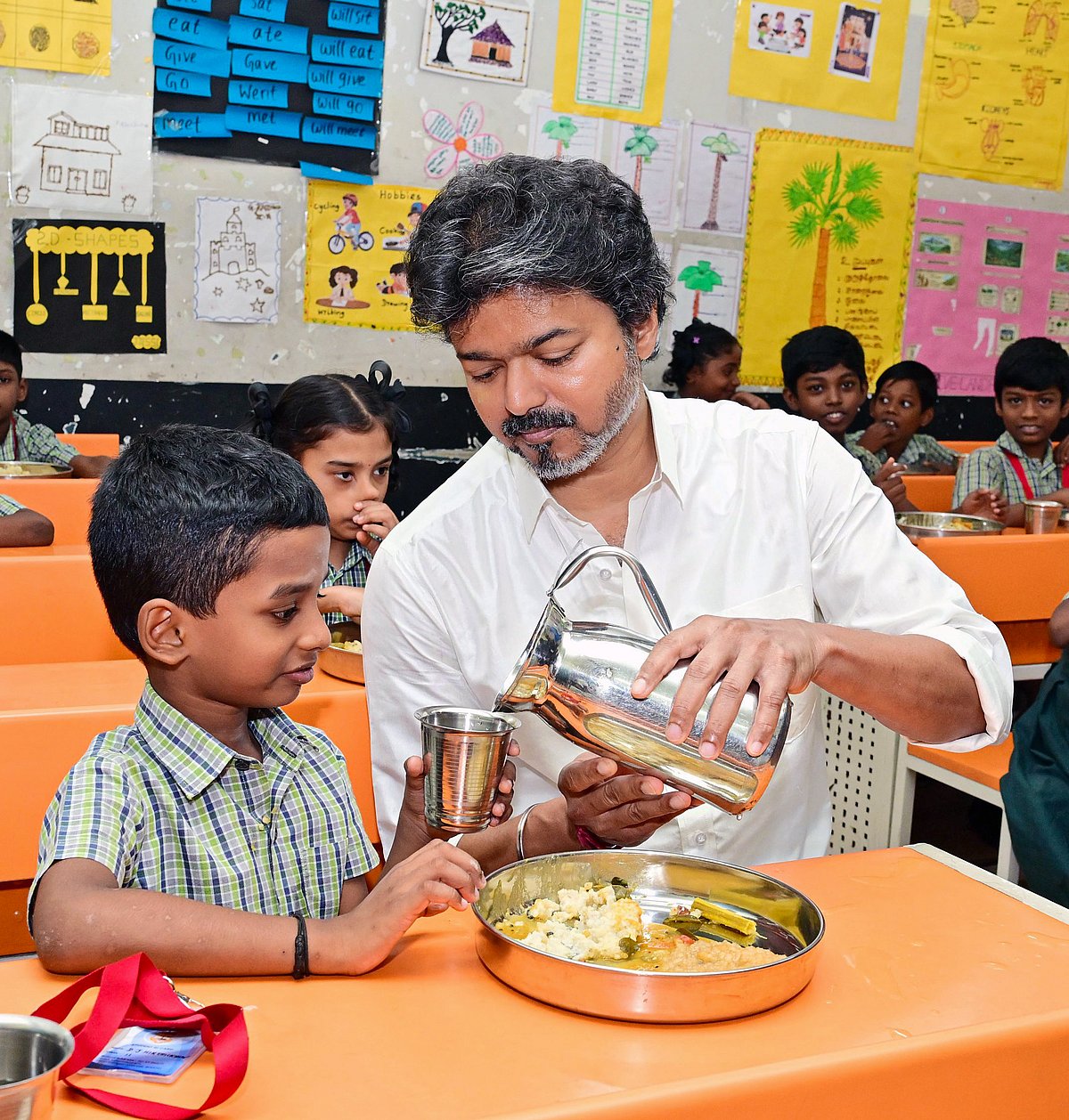 சென்னை திருவான்மியூர் காந்தி கிராமத்தில் உள்ள சென்னை நடுநிலைப் பள்ளியில் நடைபெற்ற நிகழ்ச்சியில் முதல்வர் விஜய் கலந்துகொண்டார்.