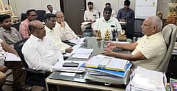புதுச்சேரி கால்வாய்களை தூா்வாரும் பணியை அக். 2-ஆவது வாரத்துக்குள் முடிக்க உத்தரவு