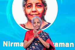 வலிமையான, நிா்வாகத் திறன்மிக்க நிறுவனங்களை உருவாக்க வேண்டும்: நிா்மலா சீதாராமன்