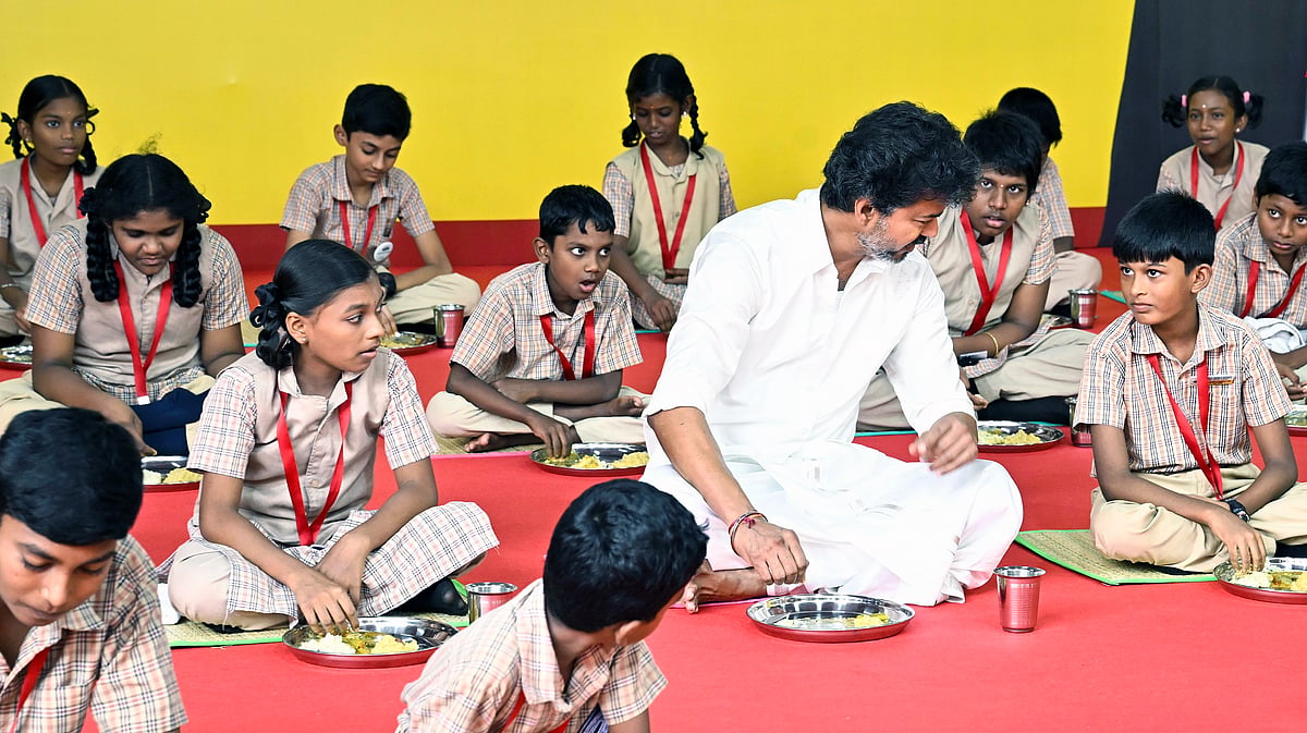 முதல்வர் விஜய், பள்ளி மாணவர்-மாணவியினர்களுடன் அமர்ந்து உணவு உட்கொண்டார்.