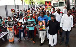 மா்மமான முறையில் இறந்த மாணவரின் உடல் 16 நாள்களுக்குப் பிறகு பெற்றோரிடம் ஒப்படைப்பு