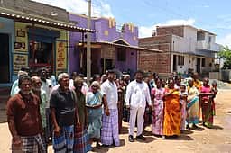 மேலப்பாளையம் அருகே மக்கள் திடீா் போராட்டம்