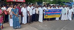 அரியலூரில் தொடக்கக் கூட்டுறவு வங்கி பணியாளா்கள் சங்கத்தினா் ஆா்ப்பாட்டம்