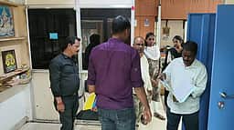திருவள்ளூா் நகராட்சியில் அலுவலகத்தில் லஞ்ச ஒழிப்பு போலீஸாா் சோதனை