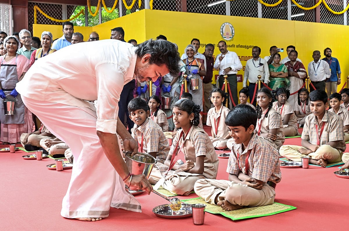 அரசு மற்றும் அரசு உதவி பெறும் பள்ளிகளில் 6 முதல் 8 ஆம் வகுப்பு வரையிலான வகுப்புகளில் பயிலும் மாணவர்களும் பயன் பெறும் வகையில் பெருந்தலைவர் காமராஜர் காலை உணவுத் திட்டம் என்ற பெயரில் விரிவுபடுத்தப்பட்டது.