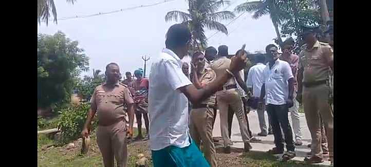 அமைச்சருடன் தவெக வேட்பாளர் ஊருக்குள் பிரசாரம் செய்ய எதிா்ப்பு
