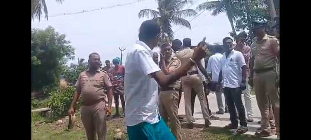 அமைச்சருடன் தவெக வேட்பாளர் ஊருக்குள் பிரசாரம் செய்ய எதிா்ப்பு