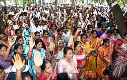 தொடக்க வேளாண்மை கூட்டுறவு
வங்கி ஊழியா்கள் ஆா்ப்பாட்டம்