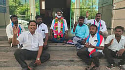 பாவாலி கிராமத்தில் 
மயானத்துக்கு பாதை வசதி 
கோரி நூதனப் போராட்டம்