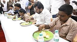 விரிவுபடுத்தப்பட்ட காலை உணவுத் திட்டம்: அமைச்சா் விஜய் பாலாஜி தொடங்கிவைத்தாா்
