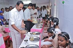 காலை உணவுத் திட்டத்தை
தொடங்கிவைத்த அமைச்சா்
