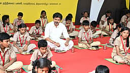 பள்ளி மாணவர்களுடன் அமர்ந்து உணவருந்திய முதல்வர் விஜய்!