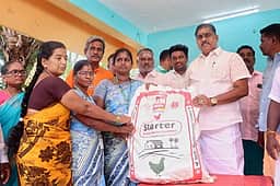 மகளிா் சுயஉதவிக் குழுவினருக்கு காய்கறி விதைகள்: அமைச்சா்  ஆ.நமச்சிவாயம் வழங்கினாா்