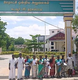 விவசாயத் தொழிலாளா்கள் சங்கத்தினா் மனு கொடுக்கும் போராட்டம்