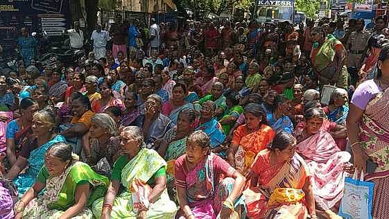 ராஜபாளையத்தில் நெசவாளா்கள் காத்திருக்கும் போராட்டம்
