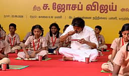 பள்ளி மாணவர்களுடன் அமர்ந்து உணவருந்திய முதல்வர் விஜய்!