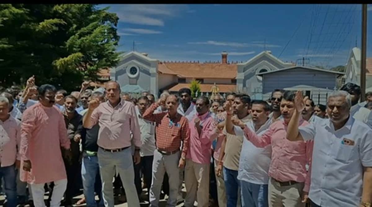 உதகையில் கூட்டுறவு வங்கி ஊழியா்கள் ஆா்ப்பாட்டம்