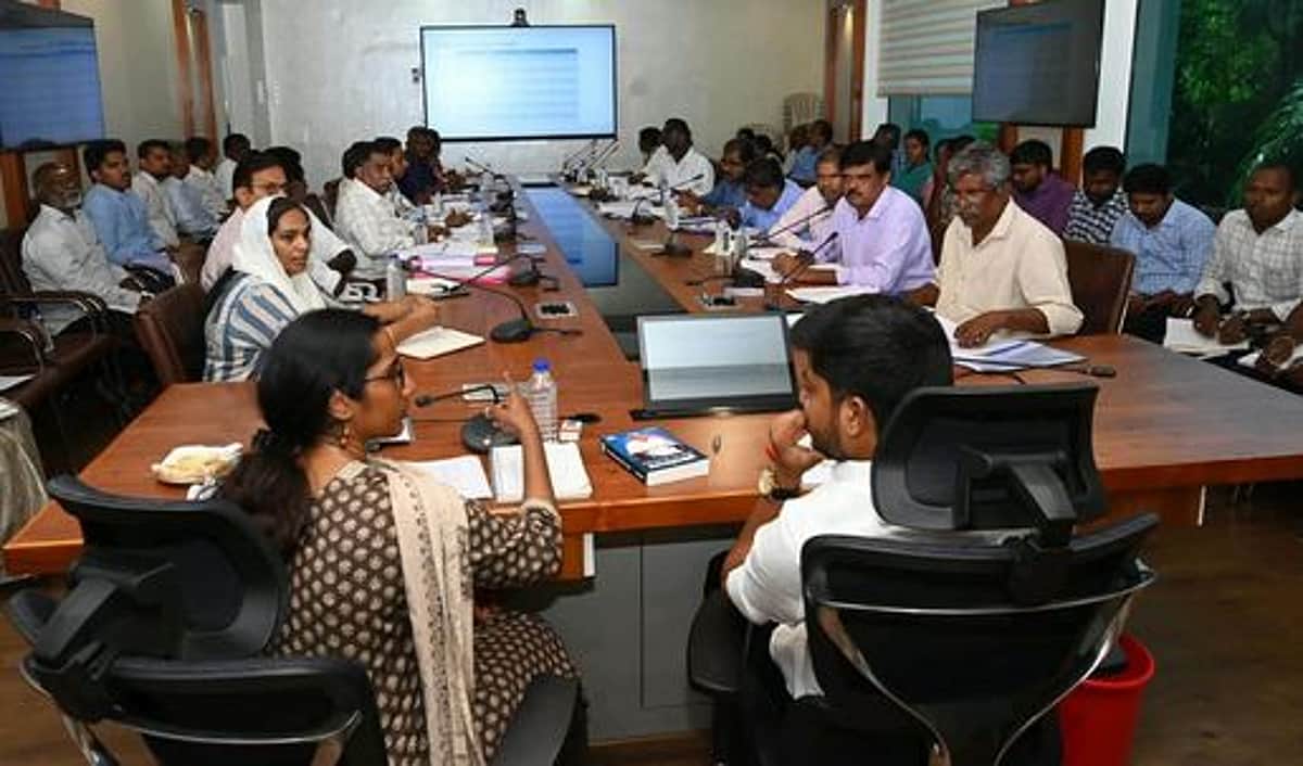 புகாா்களுக்கு இடமளிக்காத வகையில் பணியாற்ற வேண்டும்: அமைச்சர் ரமேஷ்