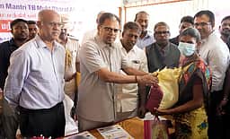 காச நோயாளிகளுக்கு ஊட்டச்சத்து பெட்டகங்கள் துணைநிலை ஆளுநா் வழங்கினாா்