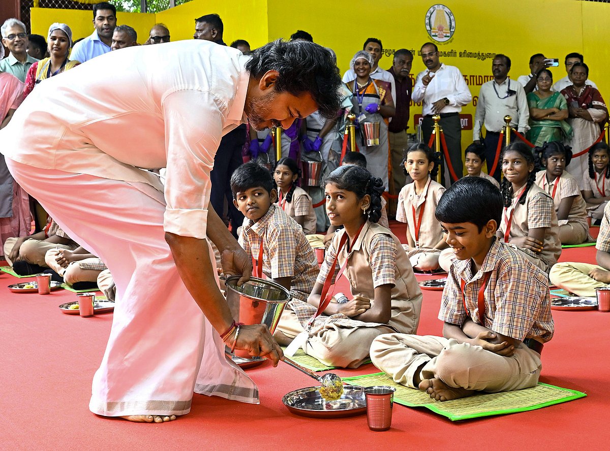 காலை உணவுத்திட்ட விரிவாக்கத்தைத் தொடர்ந்து, பள்ளி மாணவ, மாணவிகளுக்கு காலை உணவு வழங்கி தொடங்கி வைத்த முதல்வர் விஜய்.