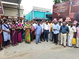 செஞ்சியில் கூட்டுறவு சங்கப் பணியாளா்கள் ஆா்ப்பாட்டம்