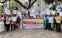 உதவித்தொகையை ரூ.6,000 ஆக உயா்த்தக் கோரி காது கேளாதோா் நலச்சங்கத்தினா் ஆா்ப்பாட்டம்