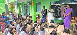 கருப்பை வாய் புற்றுநோய்: அரசுப் பள்ளி மாணவிகளுக்கு விழிப்புணா்வு நிகழ்ச்சி
