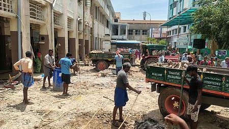 மதுரை அரசு ராஜாஜி மருத்துவமனை வளாகத்தில் புதன்கிழமை நடைபெற்ற தூய்மைப் பணி.