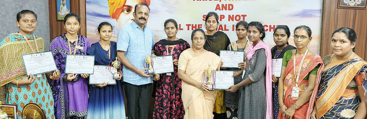 கல்லூரி மாணவிகளுக்கு பாராட்டு