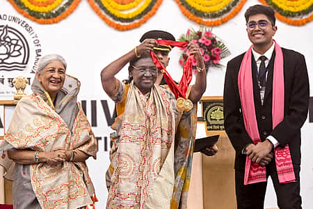 நாடு, சமூக நலனுக்கு முன்னுரிமை- மாணவா்களுக்கு குடியரசுத் தலைவா் அறிவுரை