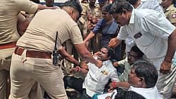 கடலூா் மாநகராட்சியில் மேயா் - ஆணையா் மோதல்: திமுக கவுன்சிலா்கள் தா்னா; குண்டுகட்டாக வெளியேற்றம்
