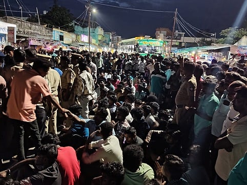 மேல்பட்டம்பாக்கத்தில் சாலை மறியலில் ஈடுபட்ட உயிரிழந்த இரு இளைஞா்களின் உறவினா்கள் உள்ளிட்டோா்.
