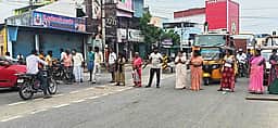 குப்பை கொட்டுவதை தடுக்கக்கோரி மறியல்