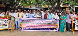 கடலூரில் வணிக வளாகம் கட்டும் பணியை நிறுத்தக் கோரி ஆா்ப்பாட்டம்