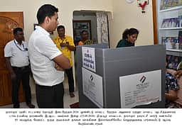 தாராபுரம் இடைத்தோ்தல்: தங்களது இல்லங்களில் மூத்த குடிமக்கள் வாக்குப்பதிவு