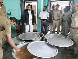 மாவட்ட சிறையில் அடிப்படை வசதிகள் குறித்து நீதிபதி, ஆட்சியா் ஆய்வு