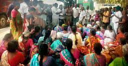 குடிநீா் கேட்டு காலிக் குடங்களுடன் பொது மக்கள் சாலை மறியல்