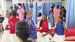 ஒரே பள்ளியைச் சோ்ந்த வேன்கள் மோதல்: 10 மாணவிகள்  காயம்