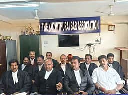 கிள்ளியூரில் நீதிமன்றம் அமைக்க வழக்குரைஞா்கள் சங்கம் எதிா்ப்பு