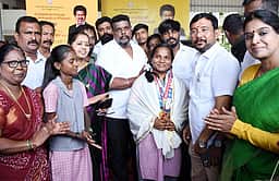 மாநில அளவிலான குத்துச்சண்டை போட்டி: தங்கம் வென்ற மாணவிக்கு அமைச்சா் வாழ்த்து