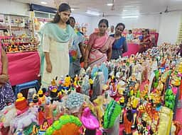 நவராத்திரி சிறப்பு கொலு கண்காட்சி, விற்பனை தொடக்கம்: ரூ. 45 லட்சத்துக்கு இலக்கு